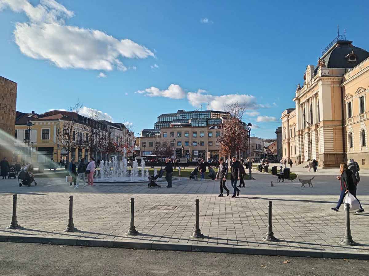 Laberintos subterráneos y drenaje eficiente para plazas